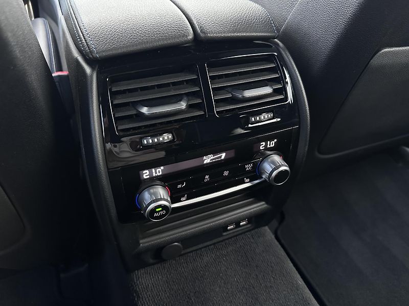 BMW Řada 5 540i xDrive M-Sport Touring - fotka 24 z 28