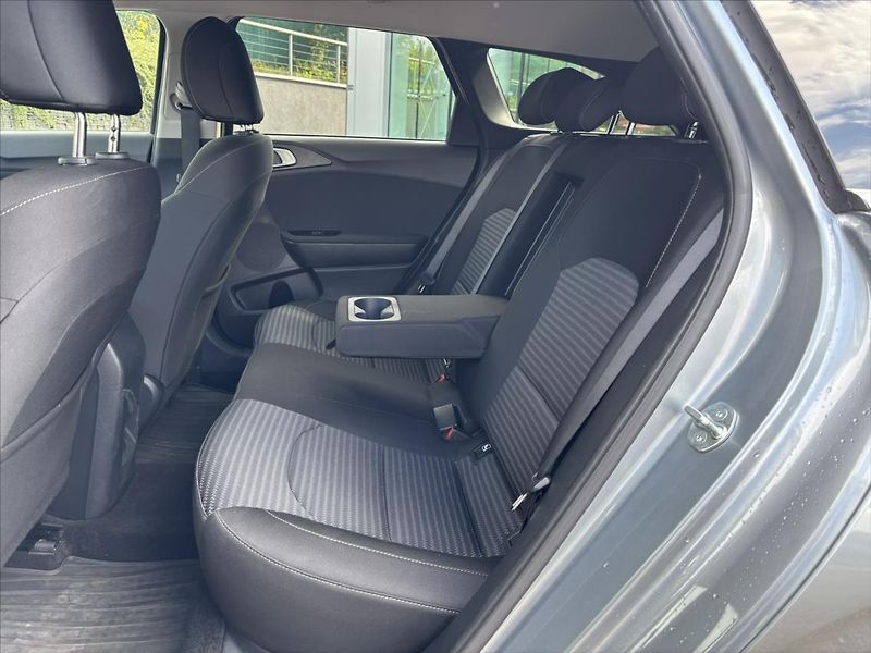 Kia Ceed 1,5 TGDi 118kW TOP ZÁRUKA - fotka 12 z 39