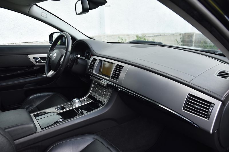 Jaguar XF 3.0 V6 S 202 kW A/T,XENON,NAVI - fotka 41 z 48