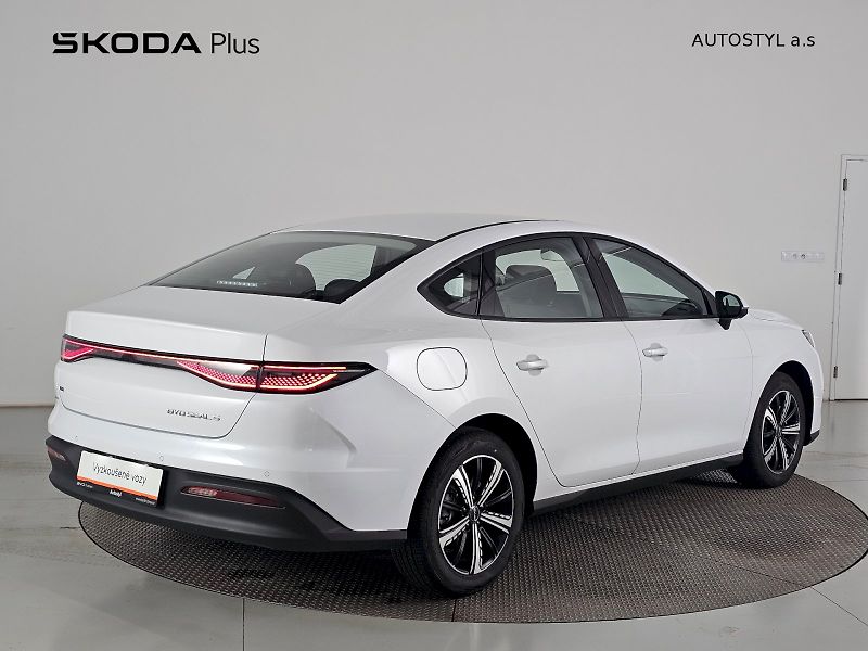 BYD Seal 5 DM-i (2025) 1.5 PHEV 212k DESIGN - fotka 2 z 34