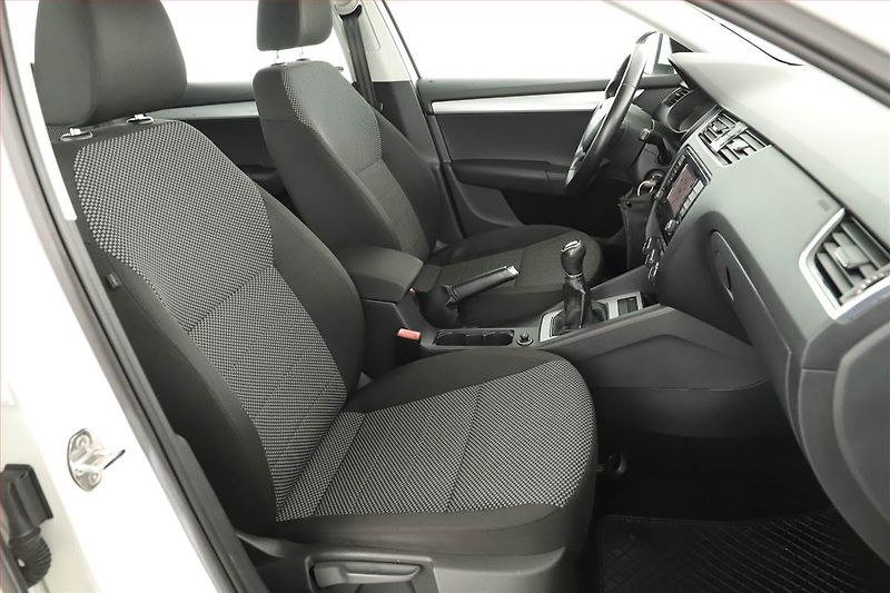 Škoda Octavia (2015) 1.6 TDI, Navi, Tempomat - fotka 13 z 15