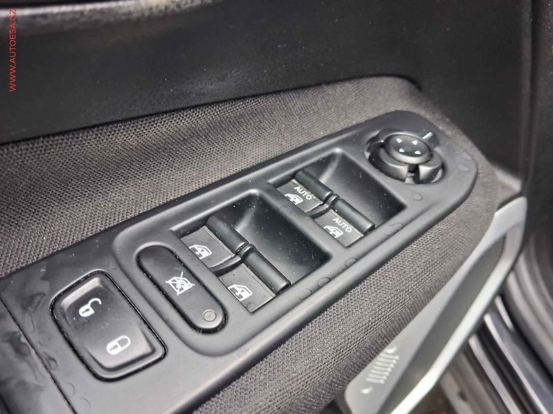 Jeep Renegade (2016) 1.4T, ČR, Longitude - fotka 13 z 16