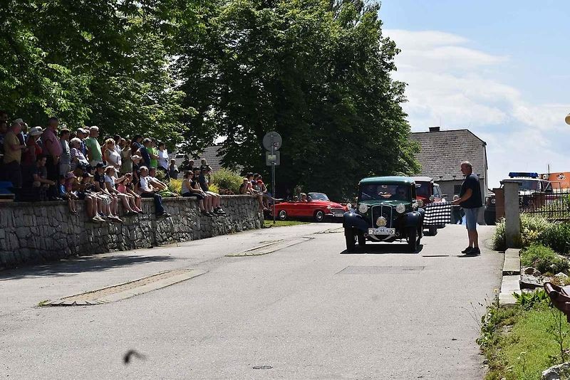 Tradiční závod S kopce do kopce si nenechalo letos ujít na sedm desítek posádek historických automobilů a motocyklů.