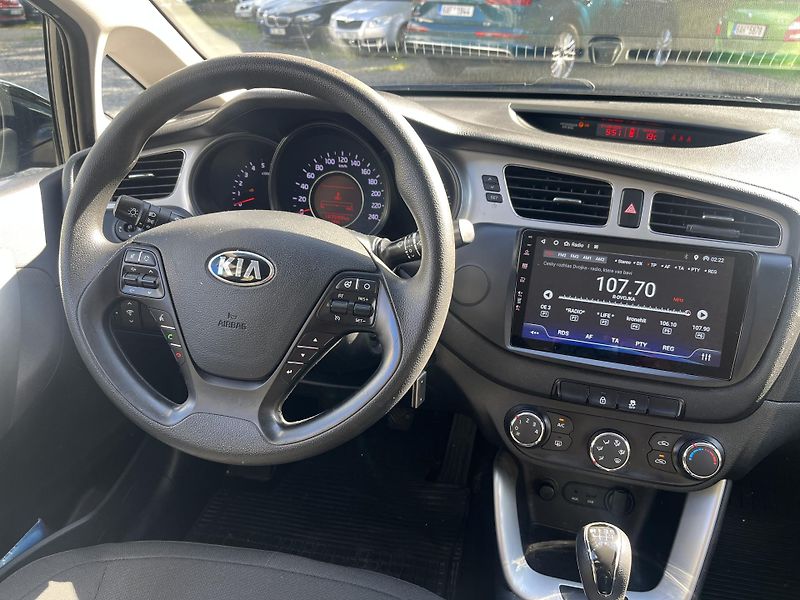 Kia Ceed (2013) 1,4 CRDi 66 Kw TAŽNÉ !! - fotka 12 z 18