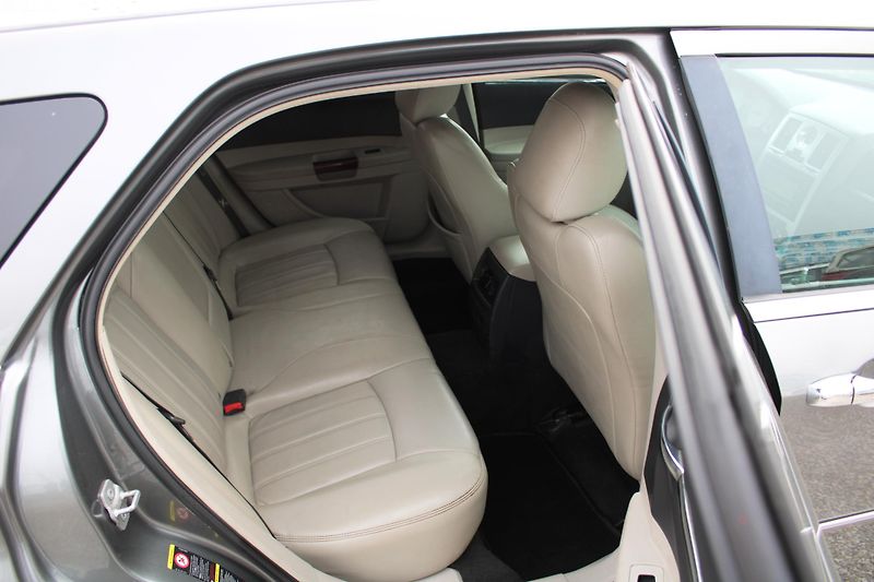 Chrysler 300C (2007) REZERVACE - fotka 12 z 16