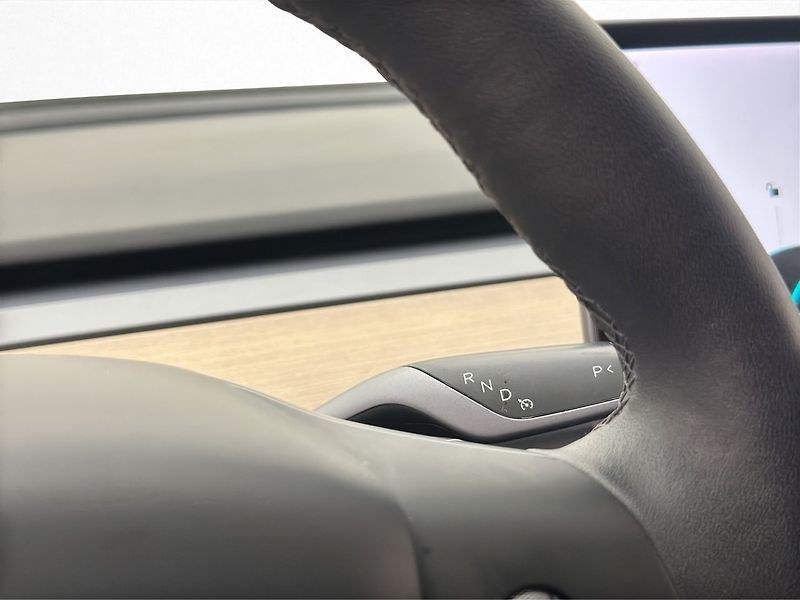Tesla Model Y Long Range AWD - fotka 17 z 29
