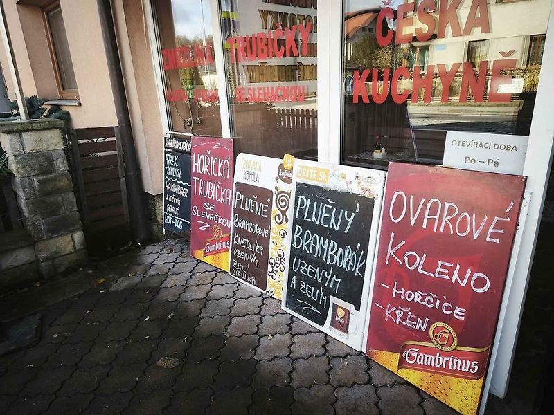 Nemohli jsme jinak a dali si vyhlášenou dršťkovou polévku za 50 korun. A nelitovali jsme.