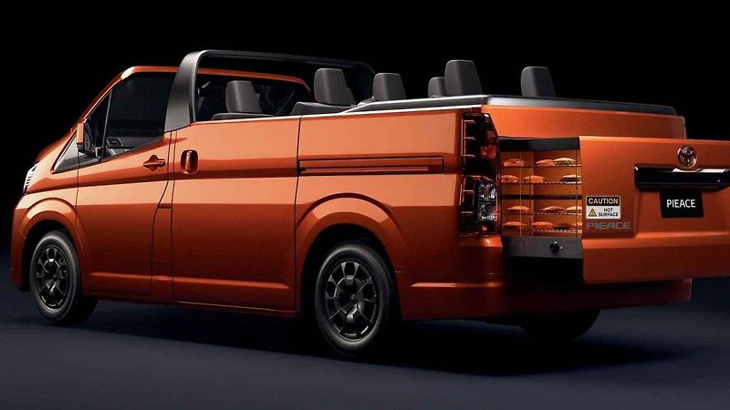 Personifikvaný nápis na víku zavazadelníku modele Škoda Scala