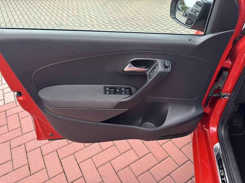 Volkswagen Polo (2011) 1.4i Style Klima Panorama - fotka 27 z 48