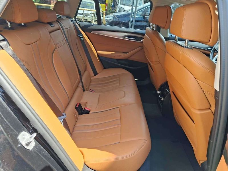 BMW Řada 5 530d xDrive AT Touring - fotka 10 z 71