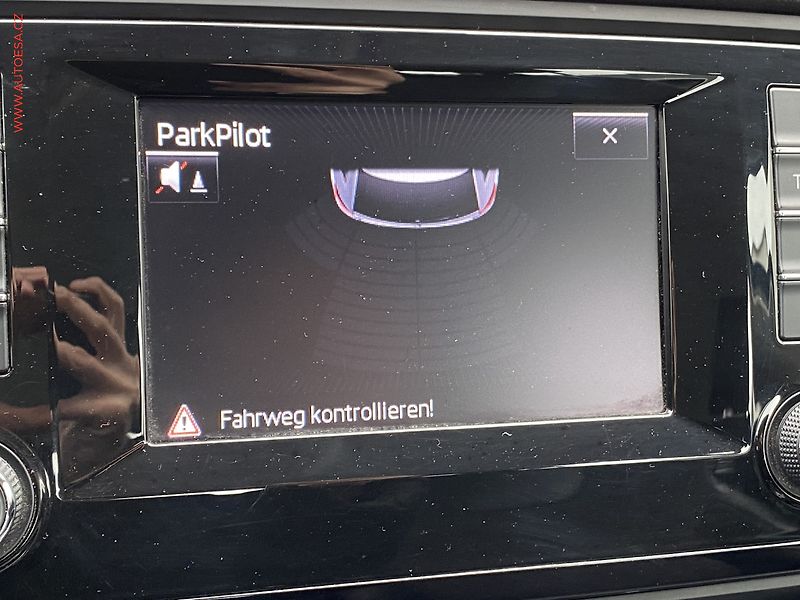 Škoda Octavia (2013) 1.6 TDi, Elegance, xenon - fotka 15 z 17