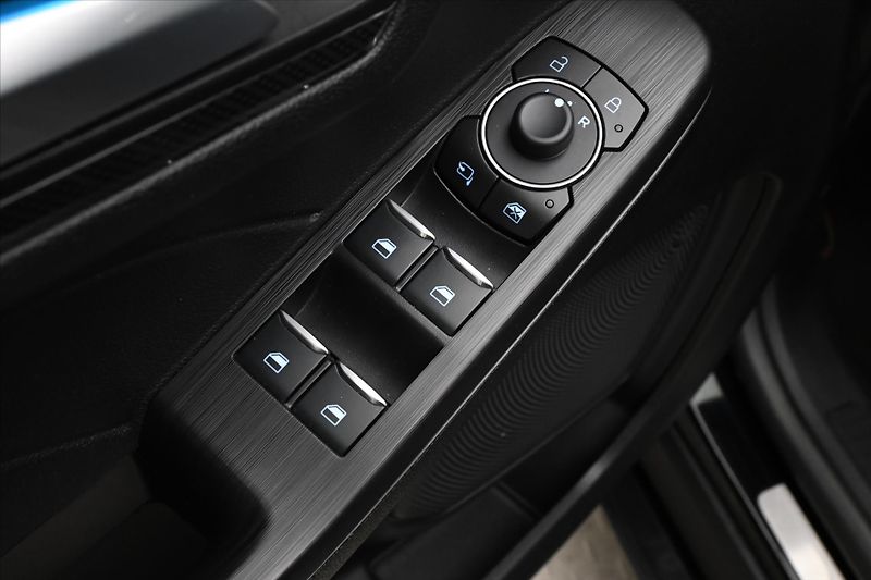 Ford Kuga 2,5 PLUG-IN 112 kW ST-LINE Zár - fotka 25 z 32