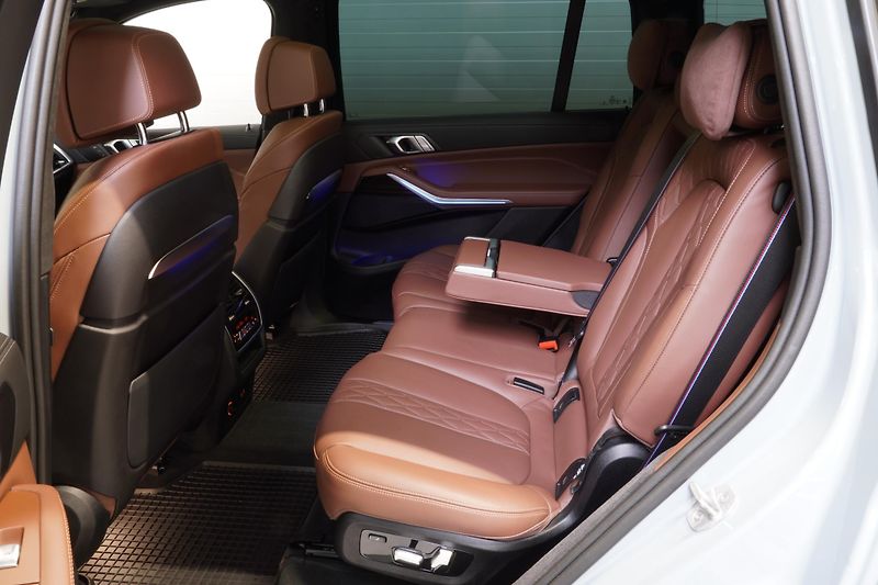 BMW X7 Xdrive40i,M-paket,ČR,1.M,Tažné - fotka 23 z 41
