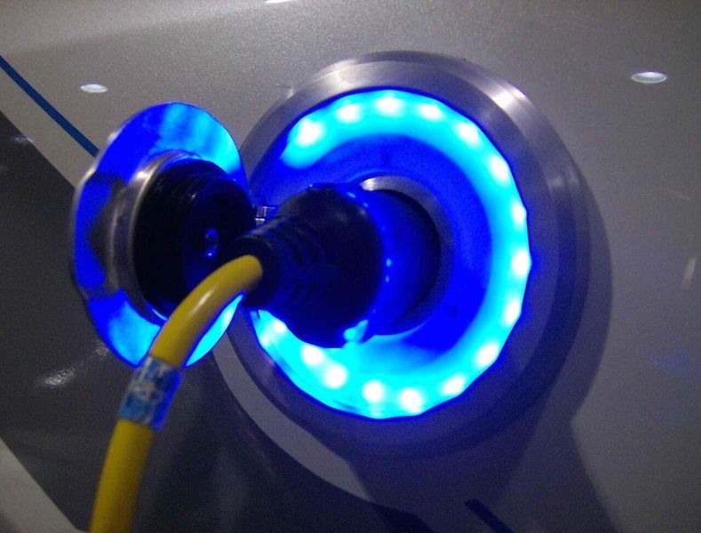 Příslušenství pro nabíjení elektroauta. Ilustrační foto