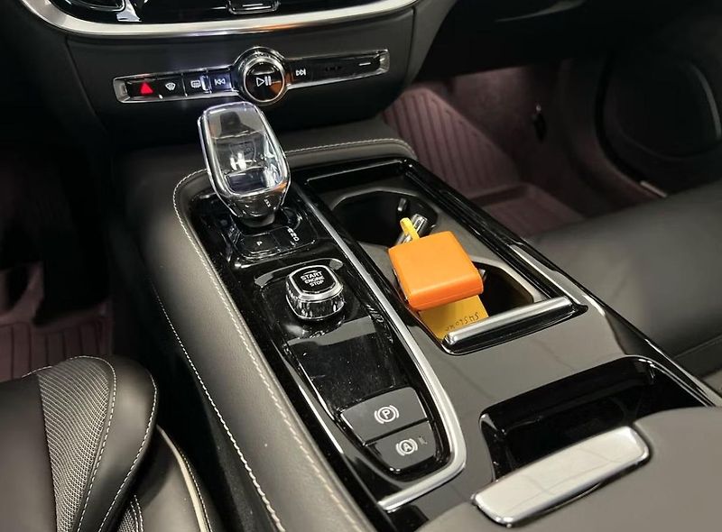 Volvo S60 Recharge T6 AWD 360k Taž Pano - fotka 19 z 26
