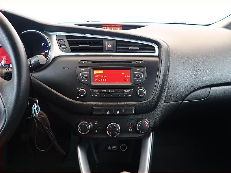 Kia Ceed (2016) Silver 1.6 GDI, Serv.kniha - fotka 12 z 14