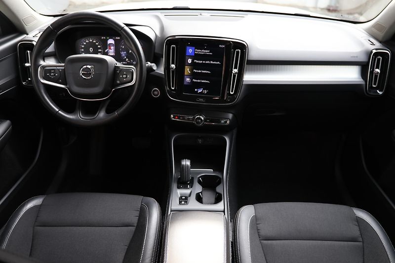 Volvo XC40 (2018) T4 AWD Momentum - fotka 11 z 23