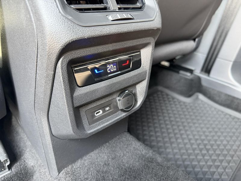 Volkswagen Tiguan R-Line 2,0 TSi/180kW 4x4 DSG - fotka 66 z 114