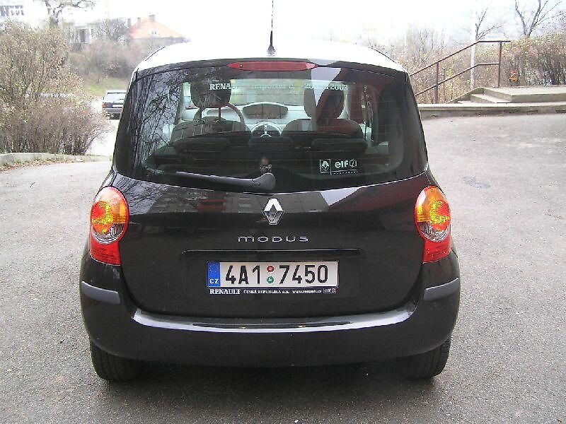 I přes vyšší stavbu karoserie je vůz překvapivě stabilní v zatáčkách, když se minimálně naklání.