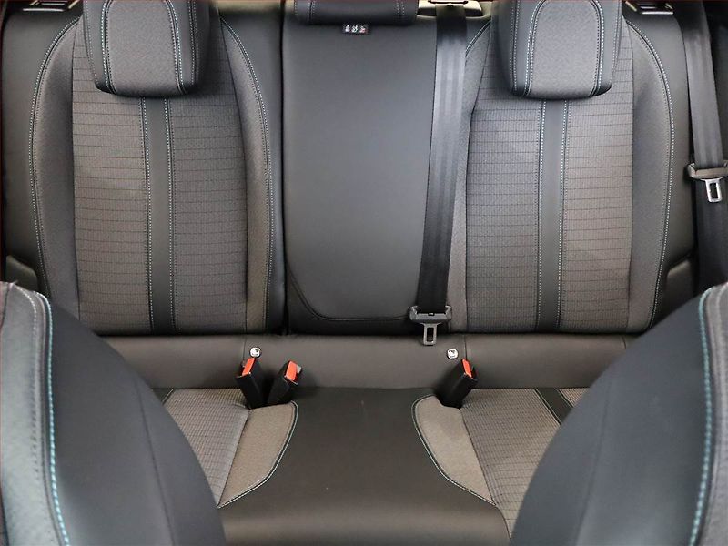Peugeot 2008 (2021) Allure 1.2 PureTech, Tempomat - fotka 8 z 16