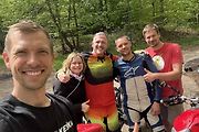 David Král (vlevo) proměnil zkušenosti z cestování na motorce v oblíbenou aplikaci Motokeška.
