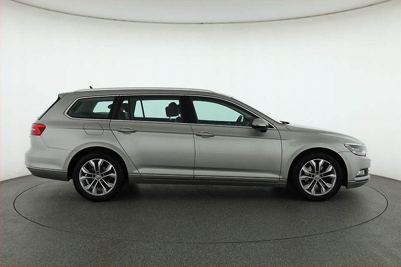 Volkswagen Passat (2015) 2.0 TDI, Automat, Navi - fotka 6 z 18