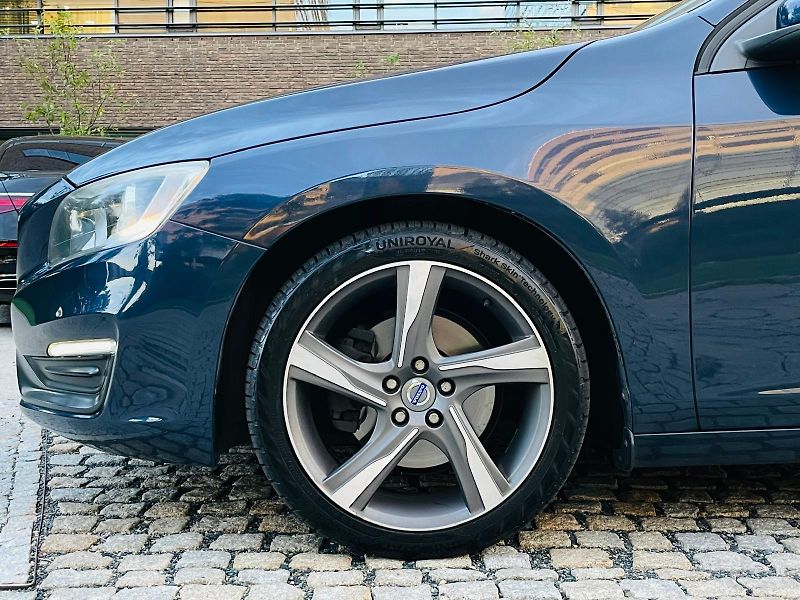 Volvo V60 2.0D3 5VÁLEC SERVISKA TAŽNÉ - fotka 45 z 45