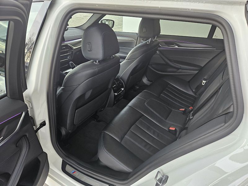 BMW Řada 5 530d xDrive Touring M Sport - fotka 10 z 13