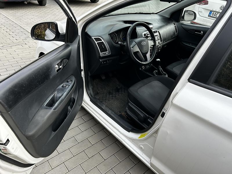 Hyundai i20 1.3 /63kW - fotka 12 z 16