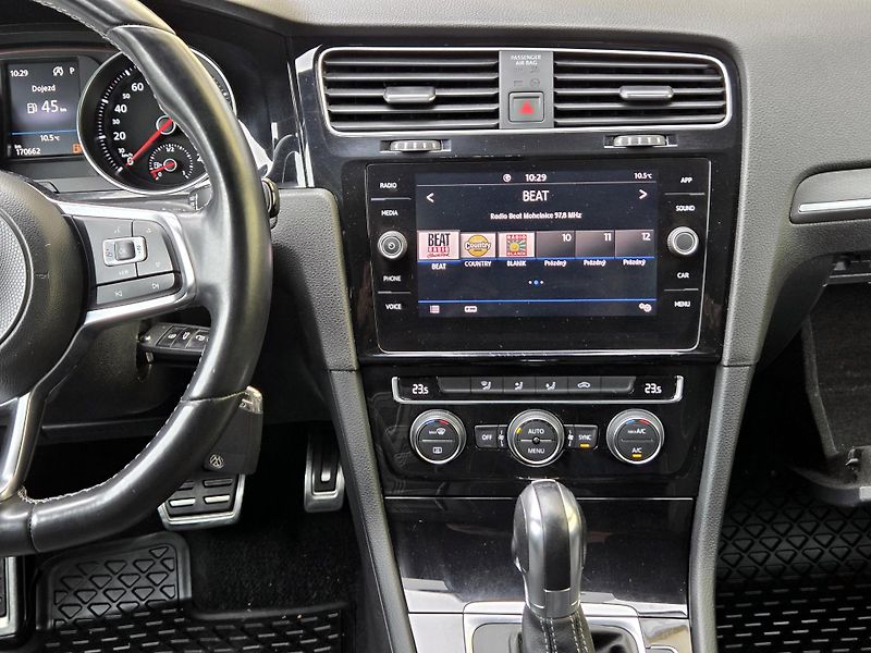 Volkswagen Golf 2,0GTD 135kW DSG, DPH, SERVIS  - fotka 39 z 51