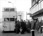 Cestující nastupují do patrového autobusu ve východním Berlíně.