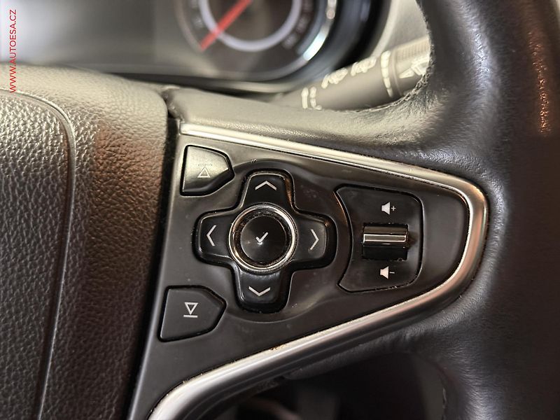 Opel Insignia (2014) 2.0CDTi Sport, bixen, kůže - fotka 13 z 17