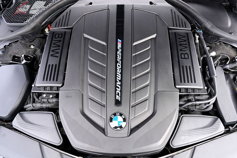 BMW Ostatní M760Li xDrive/6.6i/V12/590PS - fotka 10 z 47