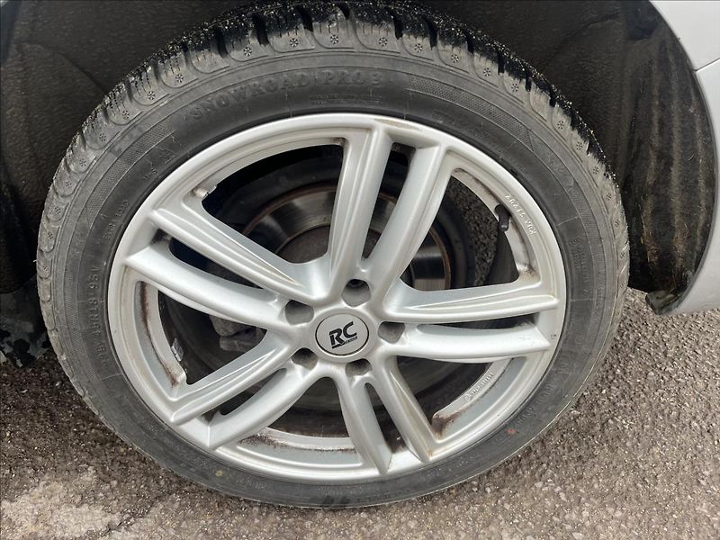 Volkswagen Sharan 2,0 TDi DSG 130KW KLIMA SERVIS - fotka 33 z 38