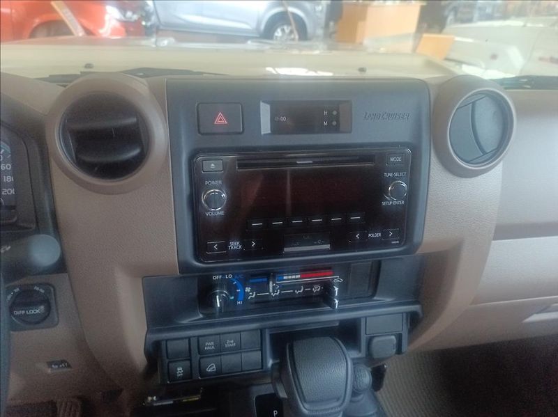Toyota Land Cruiser V6 5MT LX MY24  GRJ79 DC 4,0 - fotka 12 z 28