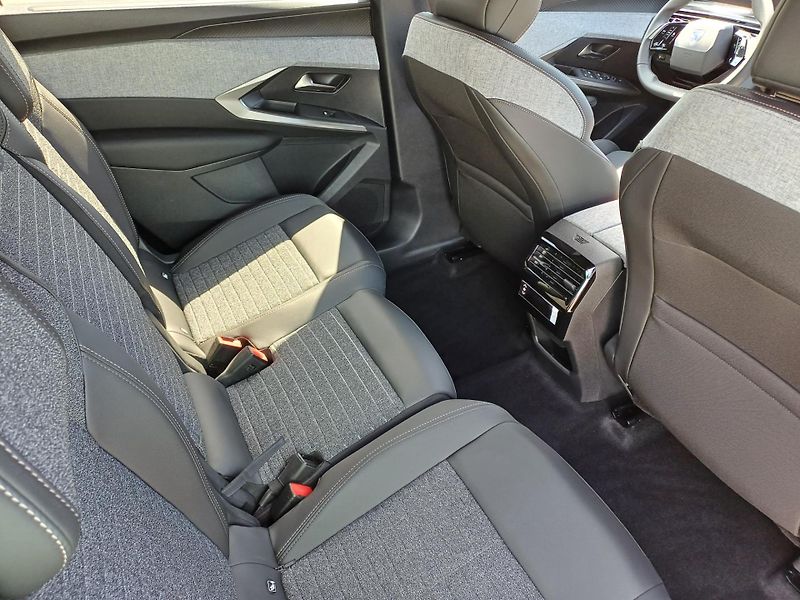 Peugeot 5008 (2026) BUSINESS Hybrid 145 e-DCS6 - fotka 13 z 27