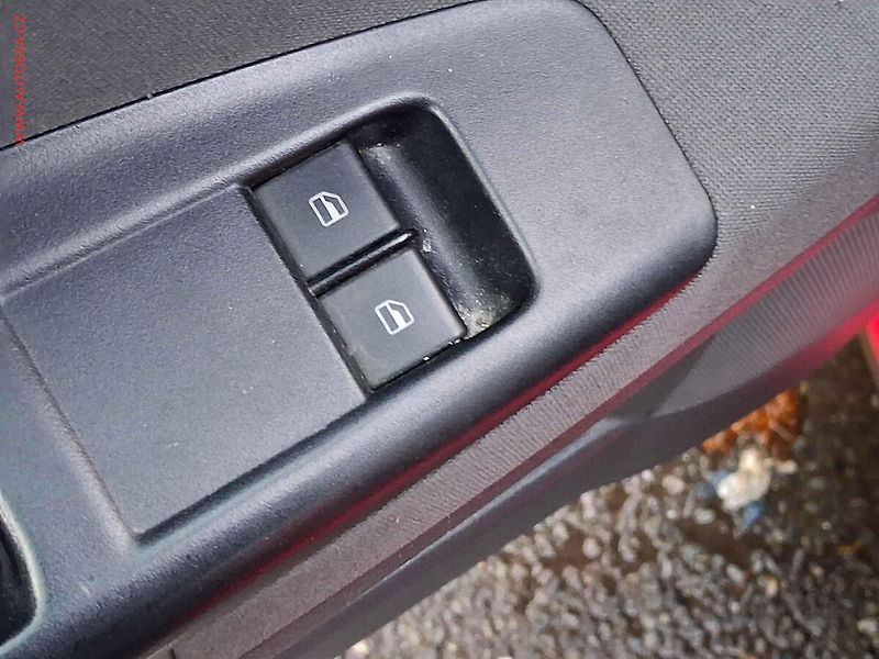 Volkswagen Polo (2005) 1.2i, 2.maj,ČR, AC - fotka 11 z 15