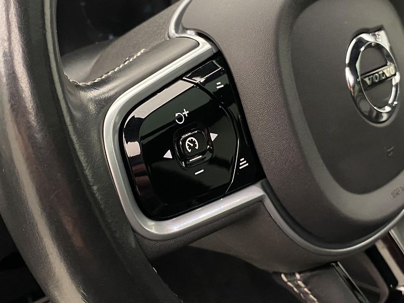 Volvo XC90 B5 AWD R-DESIGN AUT REZERVACE - fotka 20 z 52