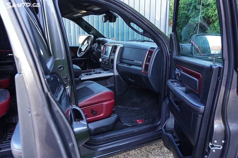 Dodge RAM (2015) 5.7 HEMI 4X4 REBEL EDITION - fotka 24 z 35
