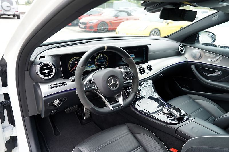 Mercedes-Benz Třídy E E63 S AMG 4Matic+// 615 PS - fotka 24 z 48
