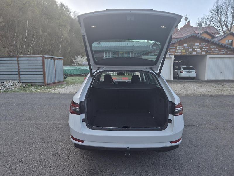 Škoda Superb Combi 2,0TDi DSG 110kw 17ALU - fotka 14 z 44