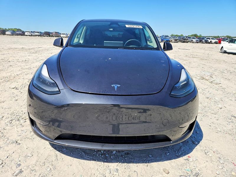 Tesla Model Y (2024) - fotka 3 z 12