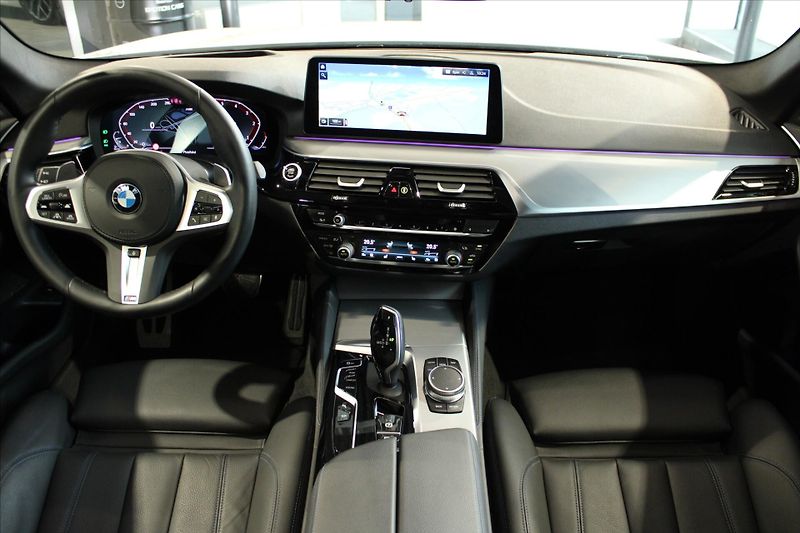 BMW Řada 5 530d xDrive M Sport DAProf/360 - fotka 14 z 35