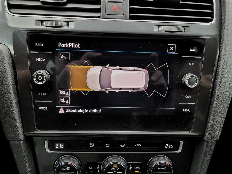 Volkswagen Golf 1,0 TSI,navi,digiklima,acc,alu - fotka 24 z 49