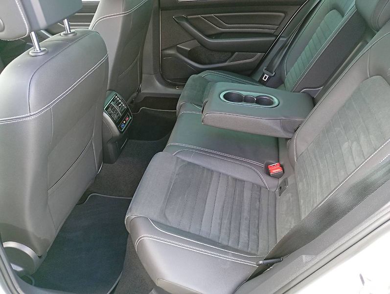 Volkswagen Passat (2021) 2.0 TDI DSG Elegance tažné MAT - fotka 17 z 34