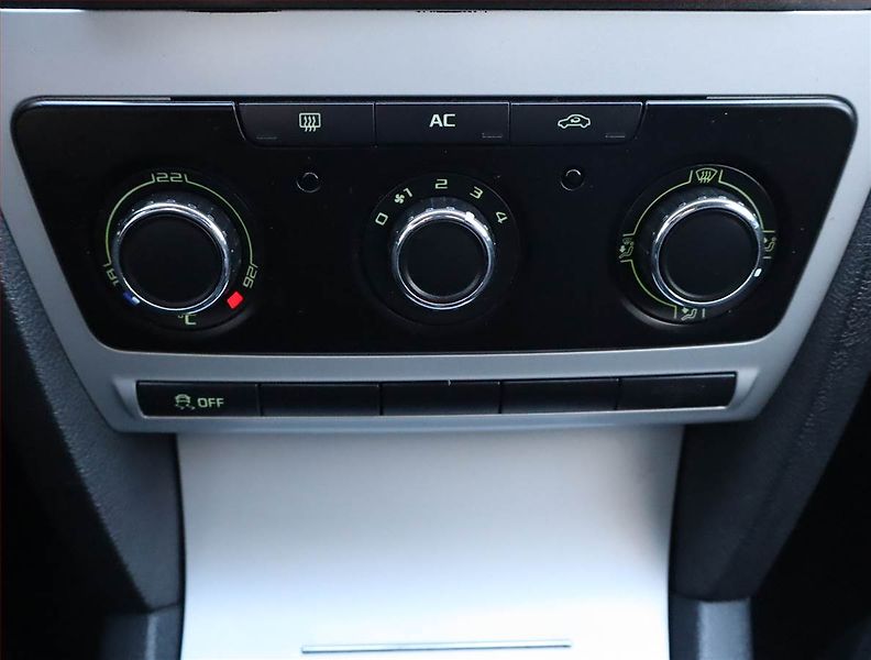 Škoda Octavia (2010) Ambiente 1.6 TDI, po STK - fotka 15 z 19