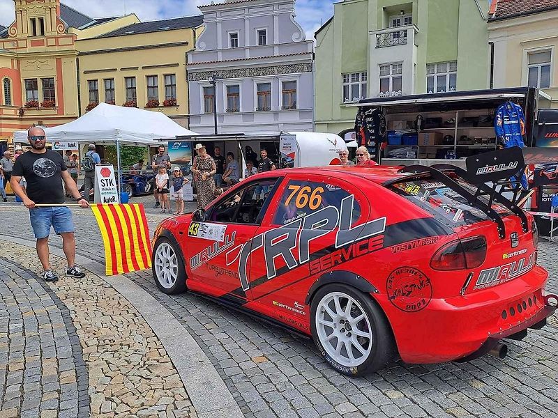 Přehlídku závodních aut a motocyklů pořádal Autoklub Mělník.