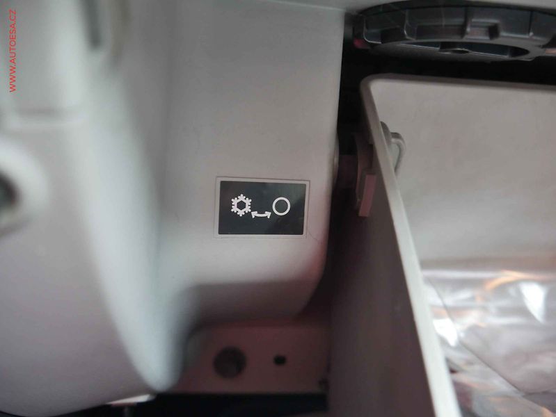 Kia Ceed (2008) 1.6CVVT, ČR, AC, TZ - fotka 21 z 21
