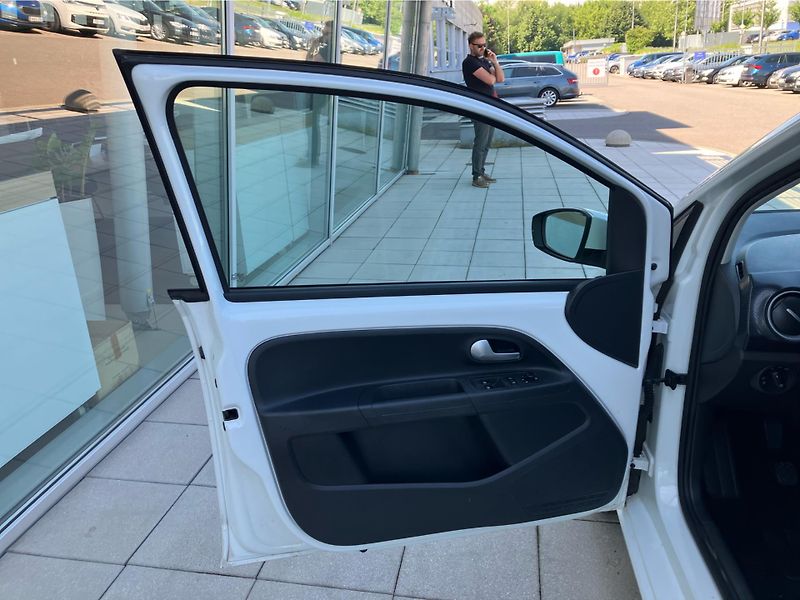 Volkswagen up! 1.0 MPI 48 kW KLIMA - fotka 22 z 30