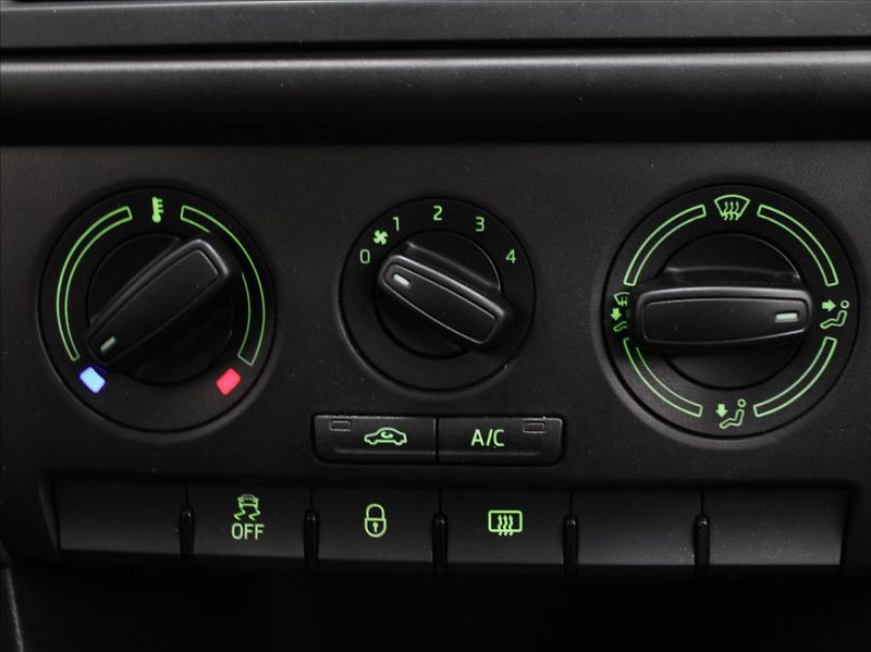 Škoda Rapid 1,2 TSi 63kW 1.maj.ČR 44100km! - fotka 19 z 22